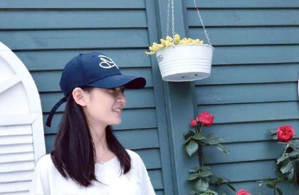 陈钰琪微博晒自拍，分享生活美照怪不得唐嫣选中她