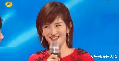 谢娜主持时口红不慎粘牙上了, 谢娜当众做出回应, 网友: 太机智了