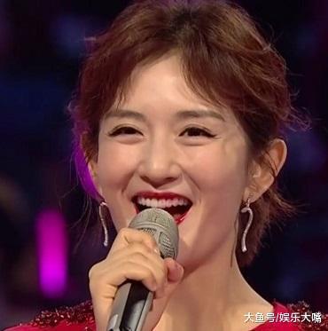 谢娜主持时口红不慎粘牙上了, 谢娜当众做出回应, 网友: 太机智了