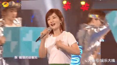 ​谢娜主持时口红不慎粘牙上了, 谢娜当众做出回应, 网友: 太机智了
