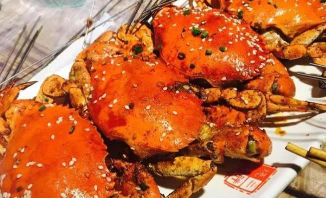 韩国人来中国吃夜宵，满街美食小吃，馋得他们直流口水！