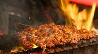 ​韩国人来中国吃夜宵，满街美食小吃，馋得他们直流口水！