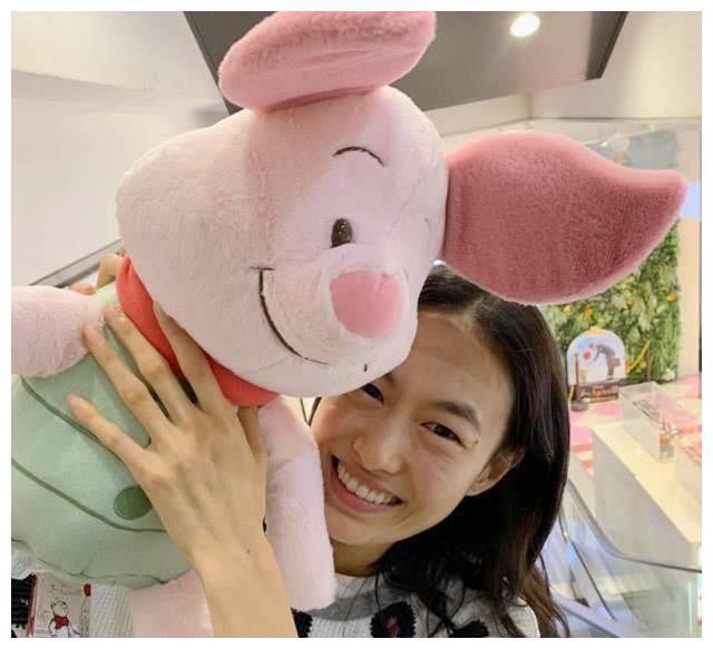 陈冠希向妻子高调示爱，秦舒培素颜依然惊艳，女儿颜值太让人意外