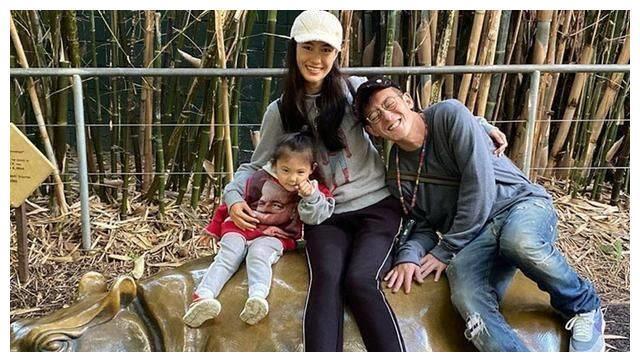 陈冠希向妻子高调示爱，秦舒培素颜依然惊艳，女儿颜值太让人意外