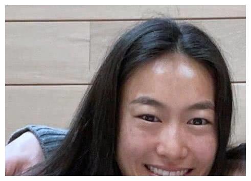 陈冠希向妻子高调示爱，秦舒培素颜依然惊艳，女儿颜值太让人意外