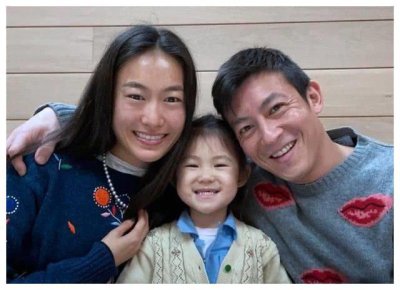 ​陈冠希向妻子高调示爱，秦舒培素颜依然惊艳，女儿颜值太让人意外