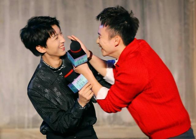 TFBOYS被强吻：千玺主动索吻一脸享受，王俊凯受到惊吓，王源呢