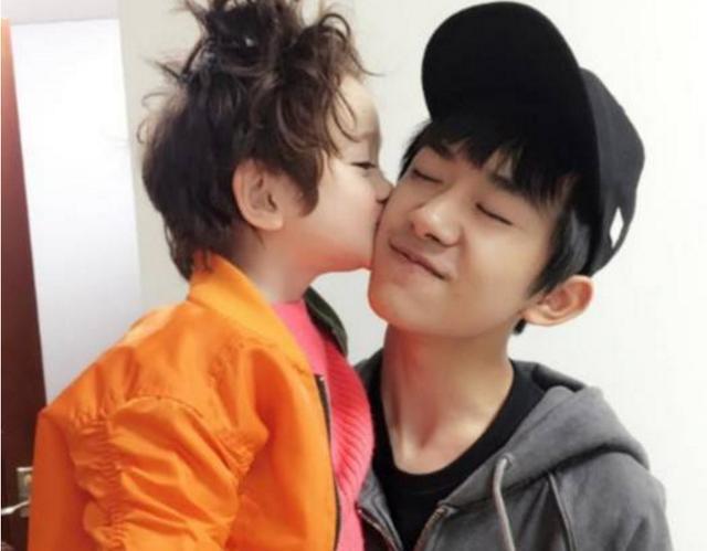 TFBOYS被强吻：千玺主动索吻一脸享受，王俊凯受到惊吓，王源呢