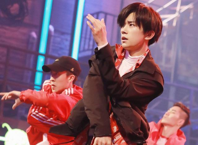 TFBOYS被强吻：千玺主动索吻一脸享受，王俊凯受到惊吓，王源呢