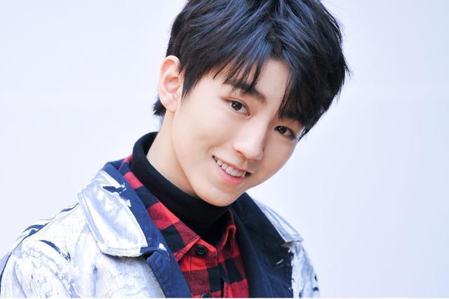 TFBOYS被强吻：千玺主动索吻一脸享受，王俊凯受到惊吓，王源呢