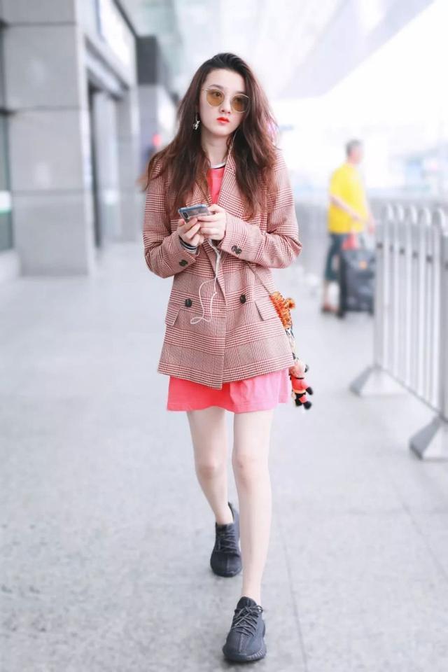关晓彤新造型又踩雷，穿廓形西装变得好壮实，全靠一双美腿在硬撑