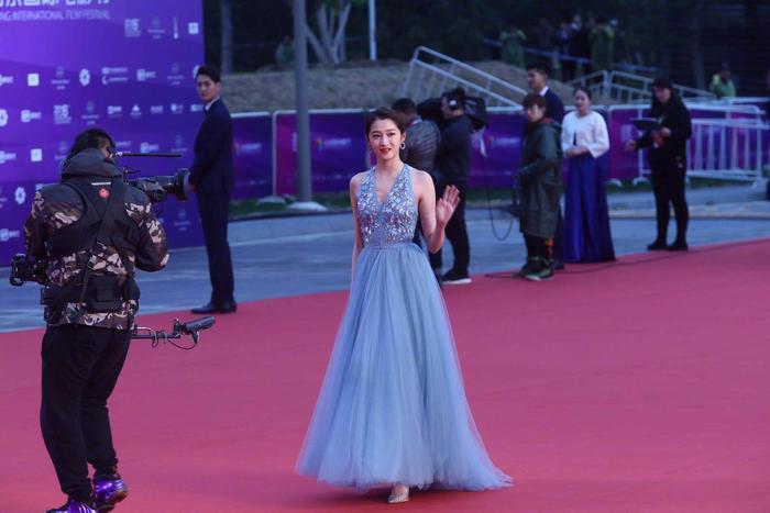 关晓彤亮相北影节红毯，红唇深V引吐槽，网友：是壮还是胖？
