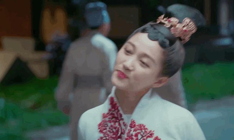 关晓彤亮相北影节红毯，红唇深V引吐槽，网友：是壮还是胖？