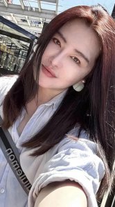 ​57岁王祖贤晒近照，头发浓密，穿衬衣戴毛绒耳环好休闲