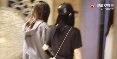 ​鞠婧祎赵嘉敏同框,两人手挽手感情好,网友期待两人再次合作
