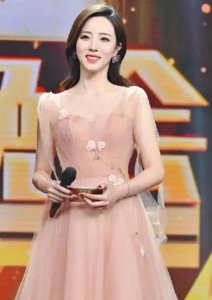 ​主持人李思思无美颜直播,37岁很多白发，网友直呼认不出