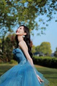 ​韩雪穿蓝色纱裙似迪士尼公主 搭钻石耳环熠熠生辉
