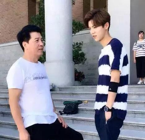 看了关晓彤的父母，再看鹿晗的父母，网友：差别不是一般的大