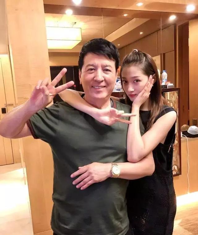看了关晓彤的父母，再看鹿晗的父母，网友：差别不是一般的大