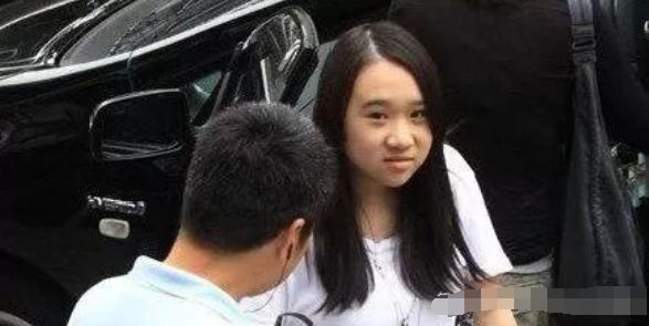 李宗盛和林忆莲的女儿，5岁敢掌掴女同学，如今20岁身材性感火辣