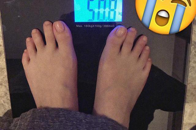 景甜浴室晒照，不仅暴露身材被张继科嫌弃，脚趾造型更是奇特