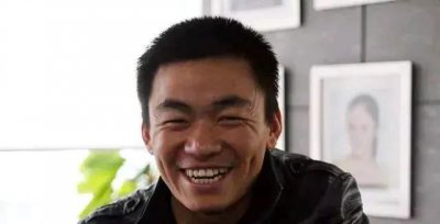 ​王宝强回老家探亲，发现村口刻着五个醒目的大字，就直奔村委会