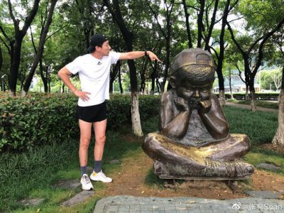 ​张亮身为专业模特，在T台秀上气质让人折服，原来秘诀是经常锻炼