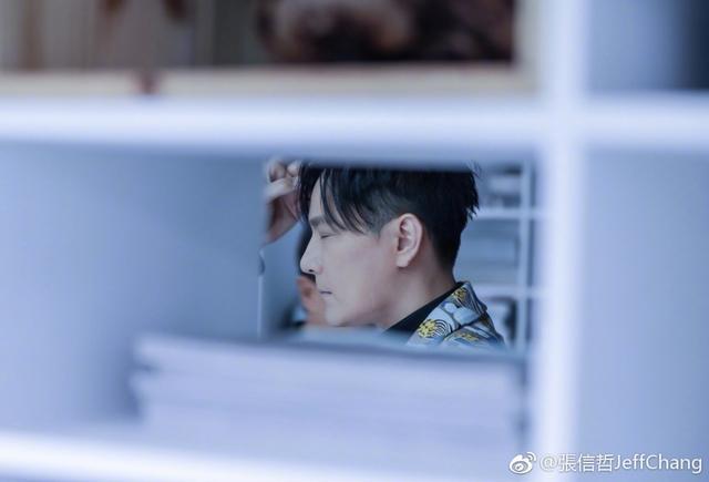 张信哲好像是真老了，满脸皱纹藏不住，扑粉和美颜都挽救不了