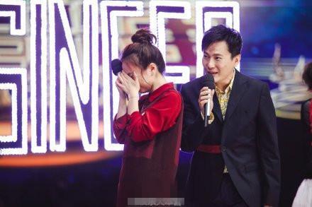张信哲好像是真老了，满脸皱纹藏不住，扑粉和美颜都挽救不了
