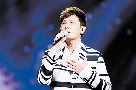 张信哲好像是真老了，满脸皱纹藏不住，扑粉和美颜都挽救不了