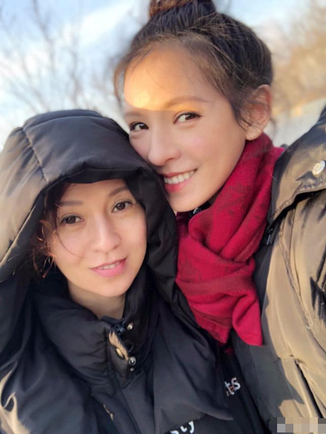 张予曦晒和父母合影并表白！看到妈妈，网友直呼：竟然是原装的！
