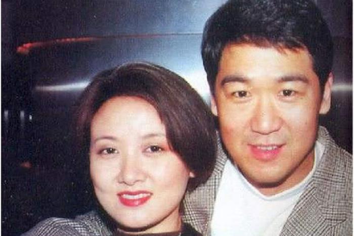 张国立相伴10年原配近况，比邓婕高贵大气，对张默百依百顺