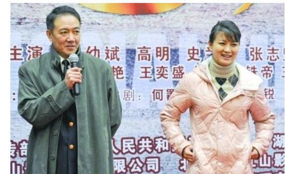 李幼斌曾抛弃妻子娶小13岁女子，现任老婆是她，今生活幸福美满
