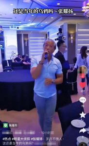 ​59岁张耀扬罕现身！发际线严重后移老态明显，卖力献唱却无人理睬