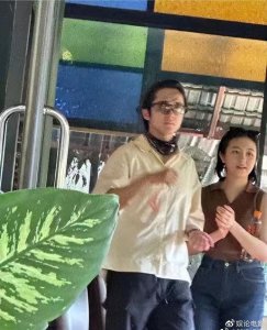 ​张新成李兰迪泰国游正脸照被曝光，男方被指没担当，双方安抚粉丝