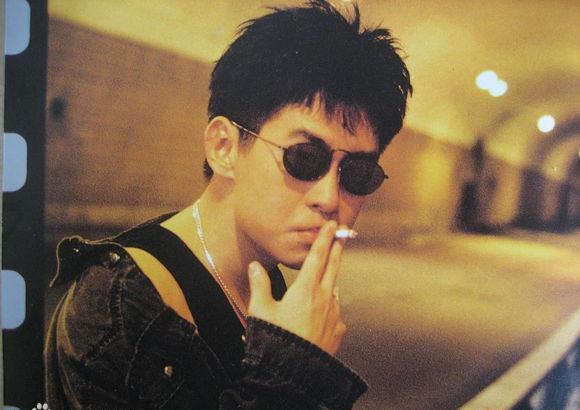 90年代凭一曲红遍中国，人气超四大天王，却因唱一首歌入狱7年