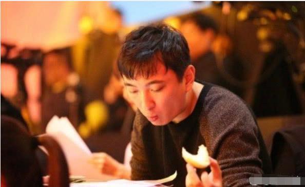 王思聪继吃热狗被拍后吃玉米又被拍，恭喜广大网友喜提情侣头像！