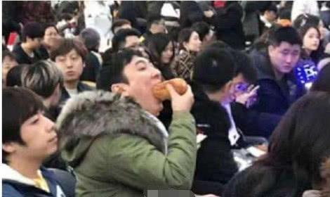 王思聪继吃热狗被拍后吃玉米又被拍，恭喜广大网友喜提情侣头像！