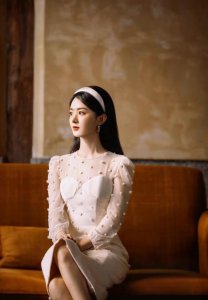 ​金鹰女神赵丽颖又一次惊艳出场！穿白裙造型封神，拍宣传片太绝美