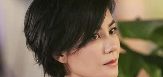 李亚鹏32岁女友正面照曝光，长相清秀打扮干练