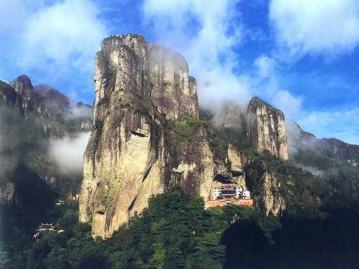 雁荡山并不险，浙江一行长登山却不幸坠崖遇难