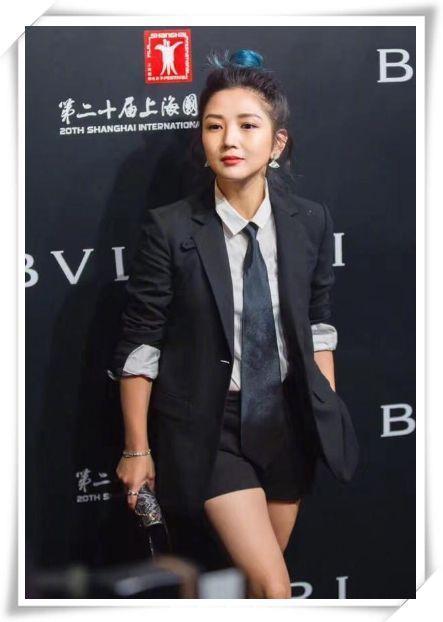 32岁何洁瘦掉20斤，颜值重回巅峰，网友：瘦子穿啥都漂亮