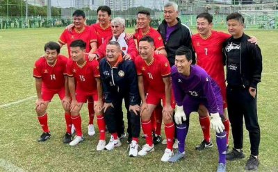 ​41岁国足天才门神近照曝光，身材走样，与昔日队友重聚地位悬殊