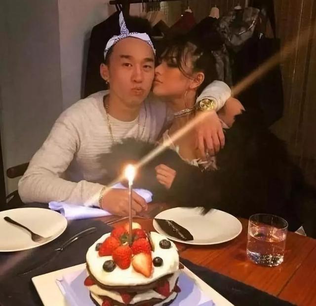 因跟歌手男友分手被指花心，知名网红不堪舆论压力割腕送院！