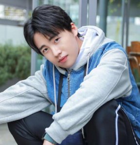 ​低学历的娱乐圈明星，郭麒麟初中退学，赵丽颖到中专，王宝强小学