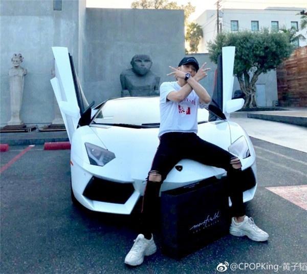 黄子韬养爱犬养得心力交瘁 被狗狗咬出血了，去排队打疫苗！