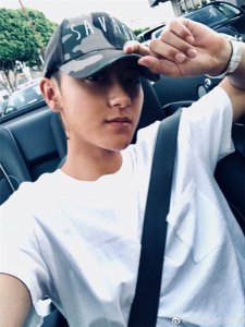​黄子韬养爱犬养得心力交瘁 被狗狗咬出血了，去排队打疫苗！