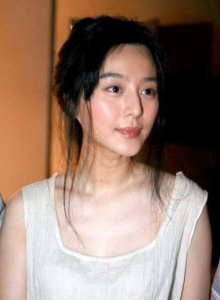 ​女星素颜的样子：关晓彤黑眼圈，宋轶双眼皮明显，刘亦菲真实！