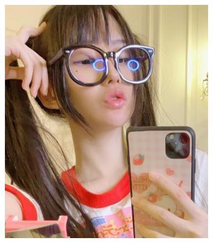 蔡萝莉晒晚餐，粉丝被这支东西吸引，还敢说自己是乖女孩？