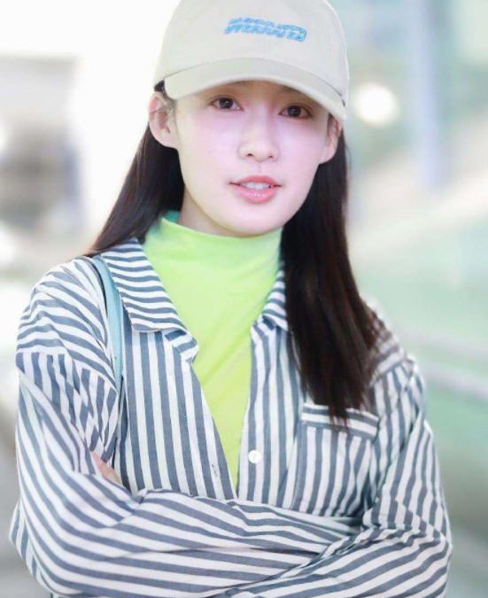 刚澄清和肖战绯闻，李沁转眼就跟他穿情侣装现身？网友：坐等官宣